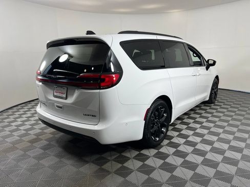 Used 2024 Chrysler Pacifica Limited w/ S Appearance Package FWD image 17