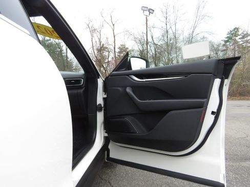 Used 2023 Maserati Levante Modena image 12