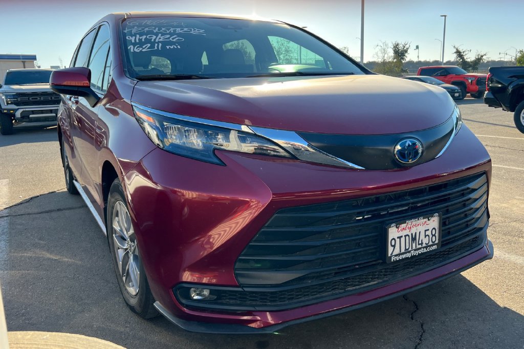 Used 2025 Toyota Sienna XLE w/ XLE Plus Package FWD image 2