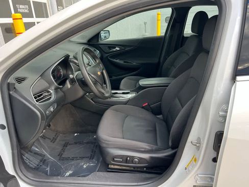 Used 2017 Chevrolet Malibu LT image 10