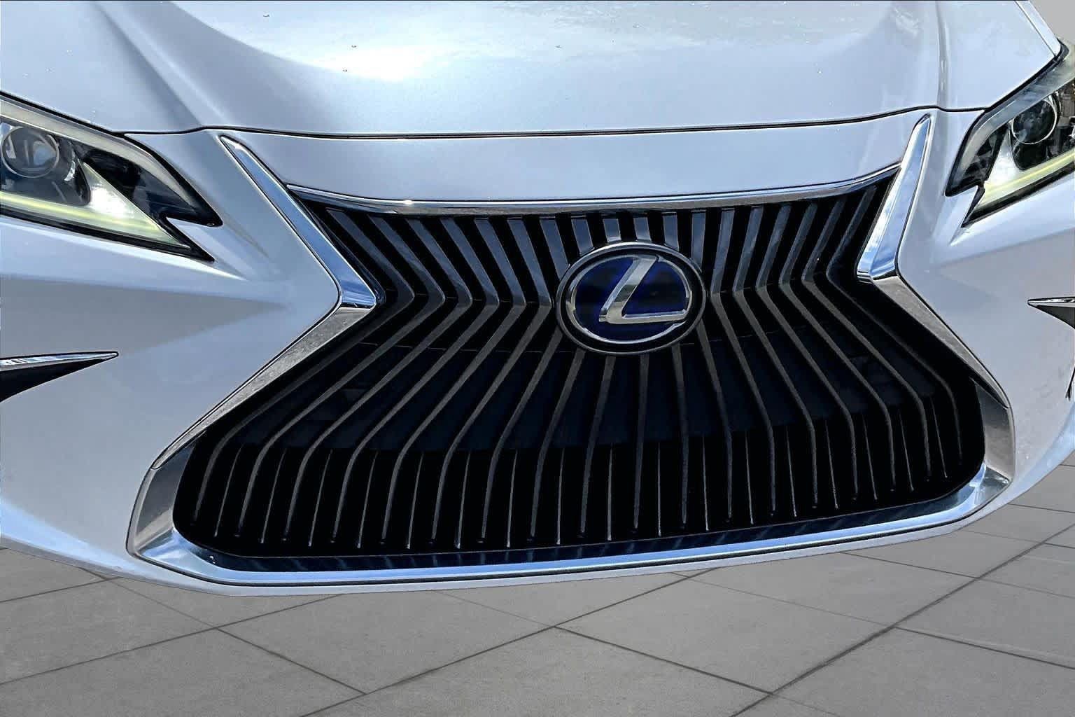 Used 2020 Lexus ES 300h w/ Premium Package FWD image 30