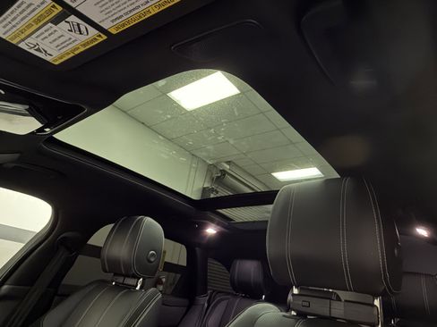 Used 2021 Land Rover Range Rover Velar R-Dynamic S image 25