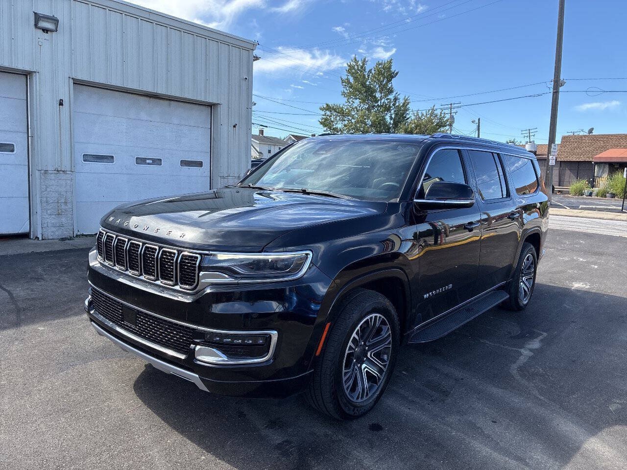 Used 2023 Jeep Wagoneer L Series II AWD/4WD image 3