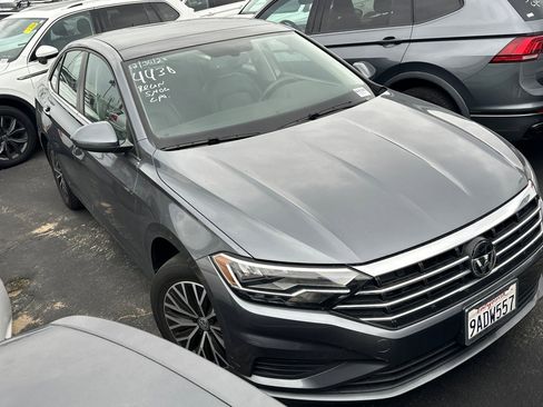 Used 2021 Volkswagen Jetta SE w/ SE Cold Weather Package image 2