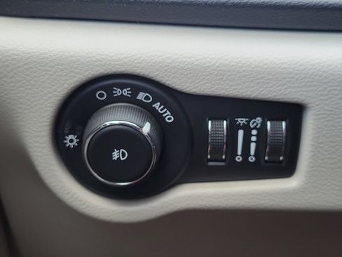 Used 2020 Chrysler Pacifica Touring w/ Advanced Safetytec Group FWD image 24