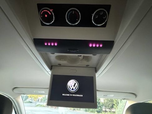Used 2014 Volkswagen Routan SE image 28