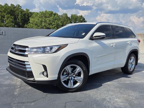 Used 2017 Toyota Highlander Limited FWD image 1