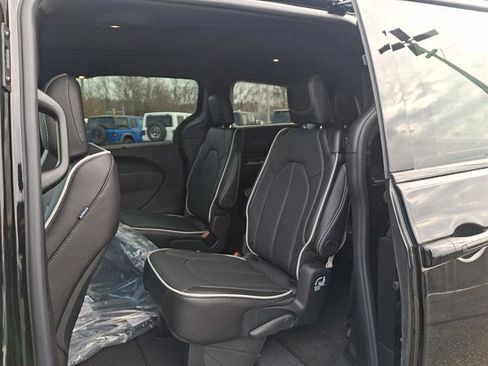 New 2026 Chrysler Pacifica Limited image 7