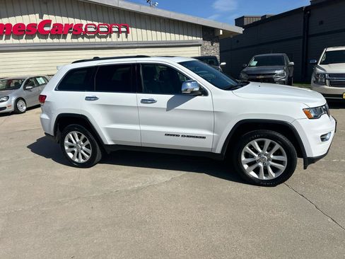 Used 2017 Jeep Grand Cherokee Limited image 2