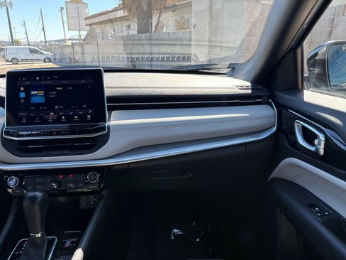 Used 2025 Jeep Compass Limited image 36