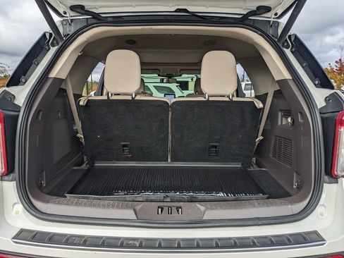 Used 2020 Ford Explorer Platinum w/ Premium Technology Package image 44