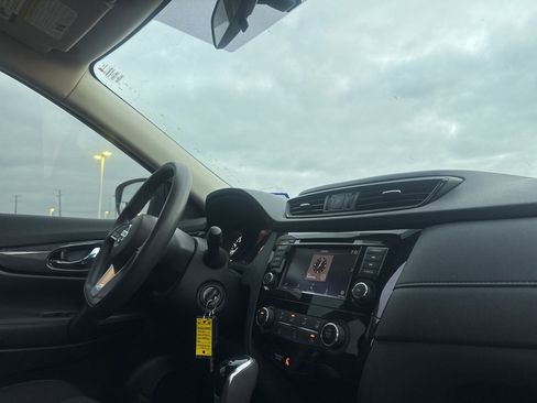 Used 2018 Nissan Rogue S image 27