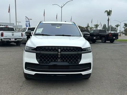 Used 2025 Lincoln Navigator Reserve w/ Jet Appearance Package image 9