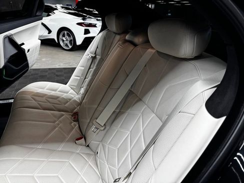 Used 2025 BMW 740i w/ Premium Package image 44