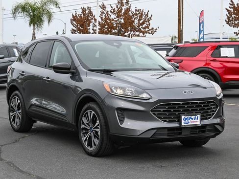 Used 2022 Ford Escape SE w/ SE Sport Appearance Package image 3