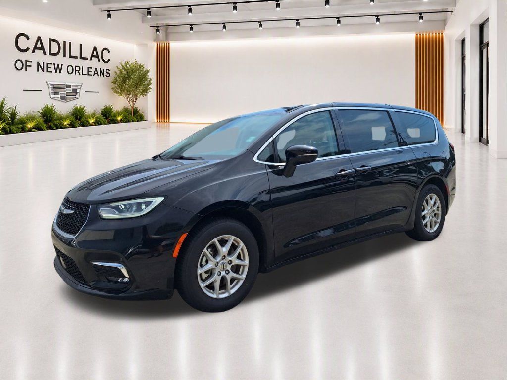 Used 2024 Chrysler Pacifica Touring-L FWD image 8