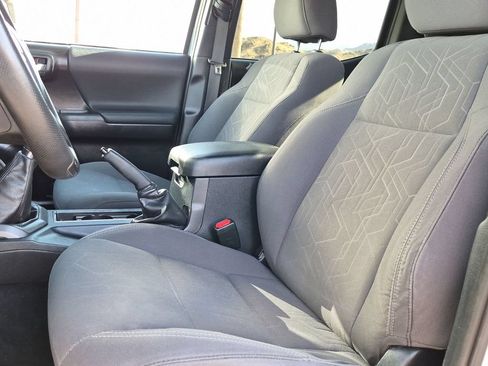 Used 2019 Toyota Tacoma TRD Off-Road w/ Technology Package AWD/4WD image 13