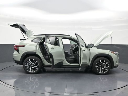 Used 2024 Chevrolet Trax RS w/ Sunroof Package FWD image 29
