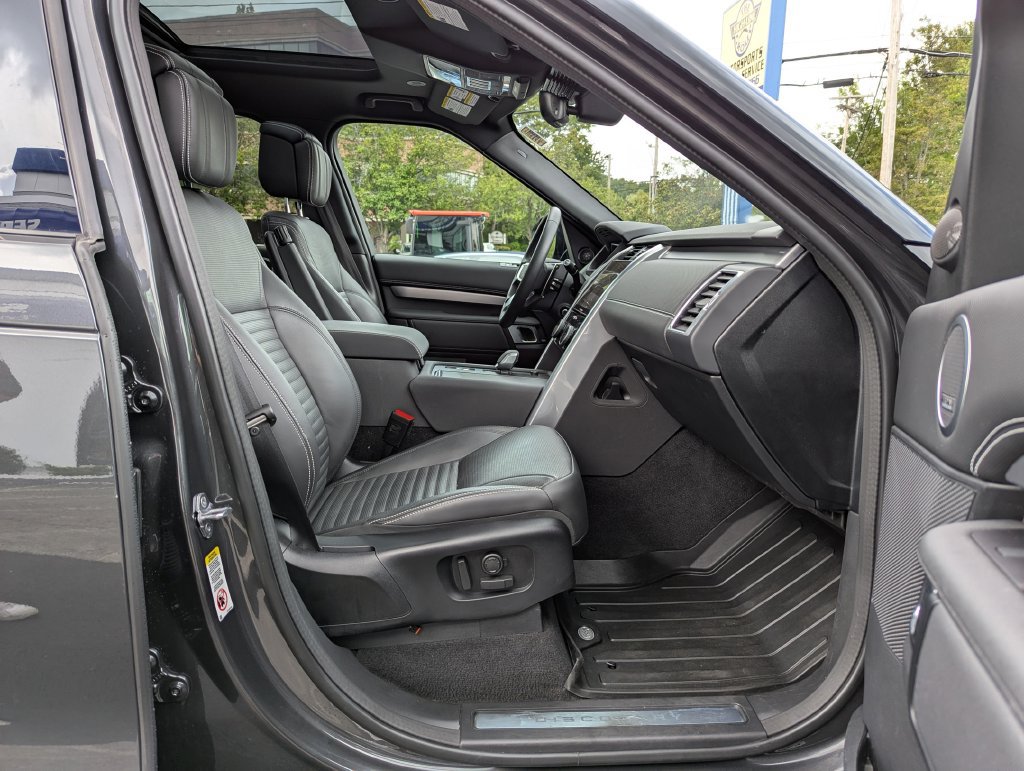 Used 2025 Land Rover Discovery Dynamic SE AWD/4WD image 32