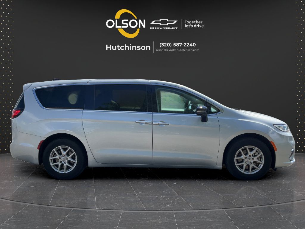 Used 2024 Chrysler Pacifica Touring-L FWD image 14