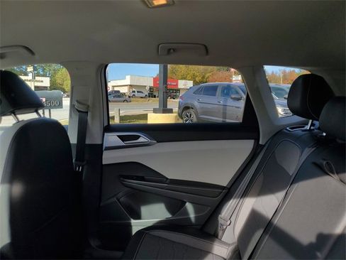 Certified 2025 Volkswagen Taos SE image 10