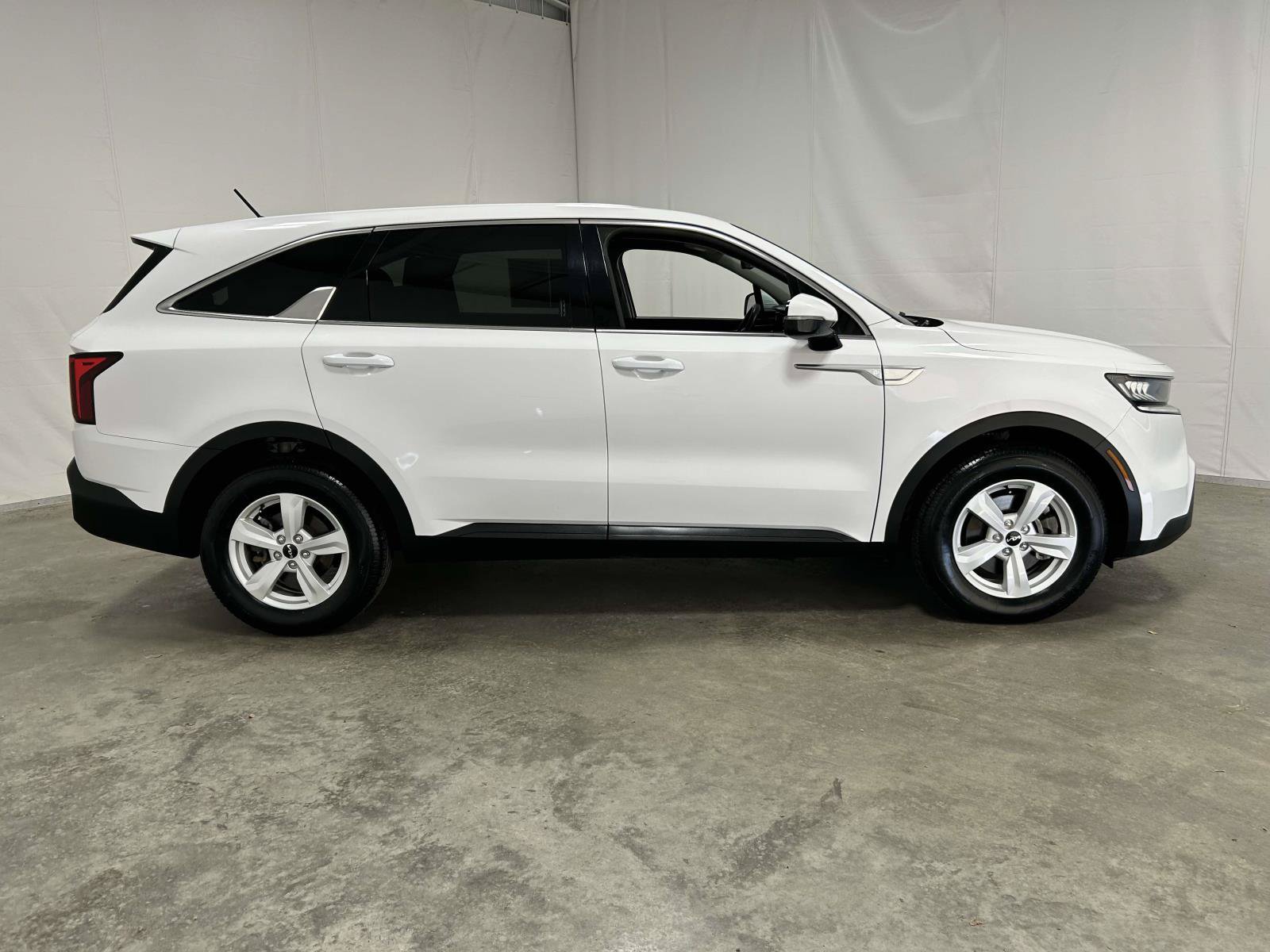 Used 2023 Kia Sorento LX FWD image 2