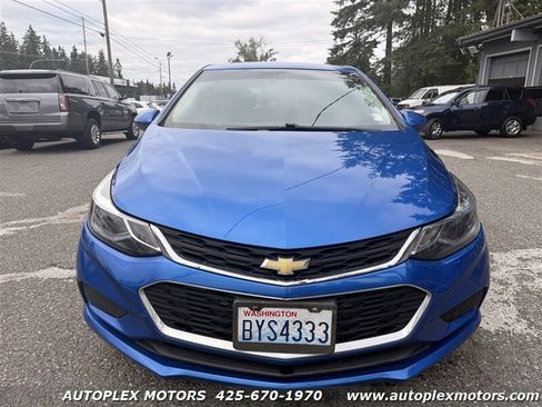 Used 2018 Chevrolet Cruze LT FWD image 2