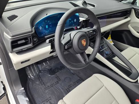 New 2026 Porsche Macan 4 Electric AWD/4WD image 4