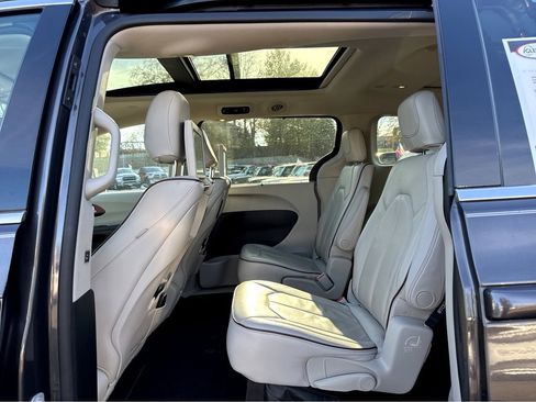 Used 2017 Chrysler Pacifica Limited image 12