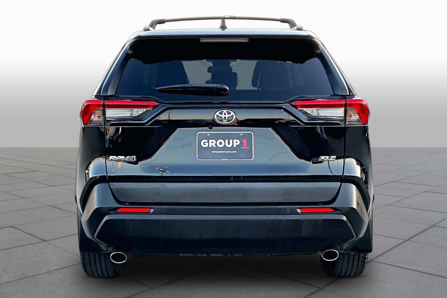 Used 2021 Toyota RAV4 XLE Premium FWD image 5