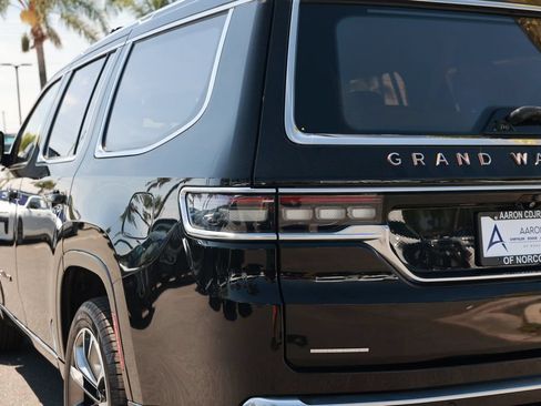 Used 2022 Jeep Grand Wagoneer Series III AWD/4WD image 13