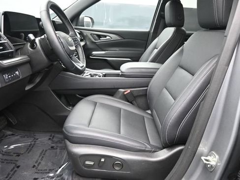 Used 2025 Chevrolet Traverse LT AWD/4WD image 13