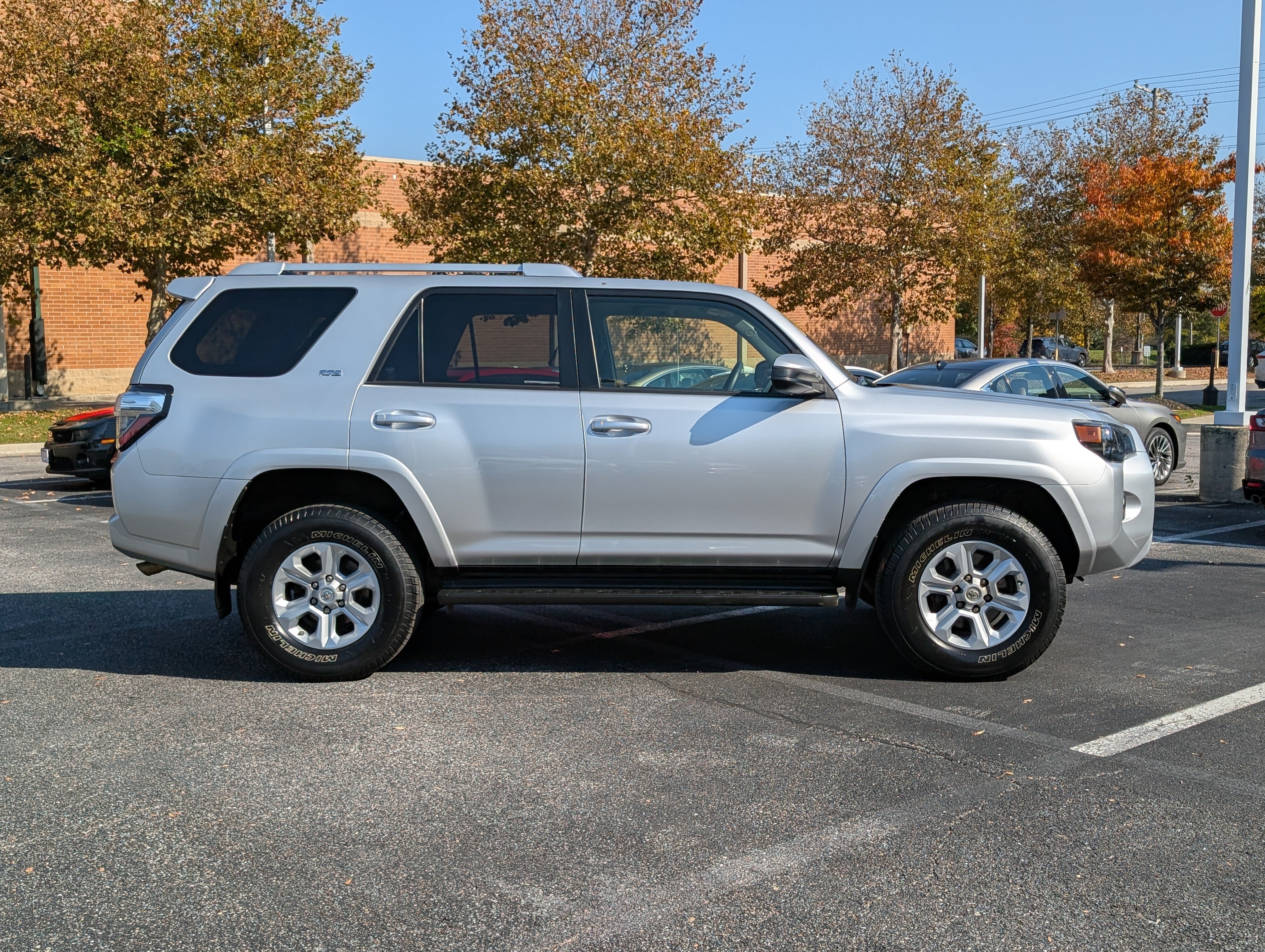 Used 2018 Toyota 4Runner SR5 AWD/4WD image 2