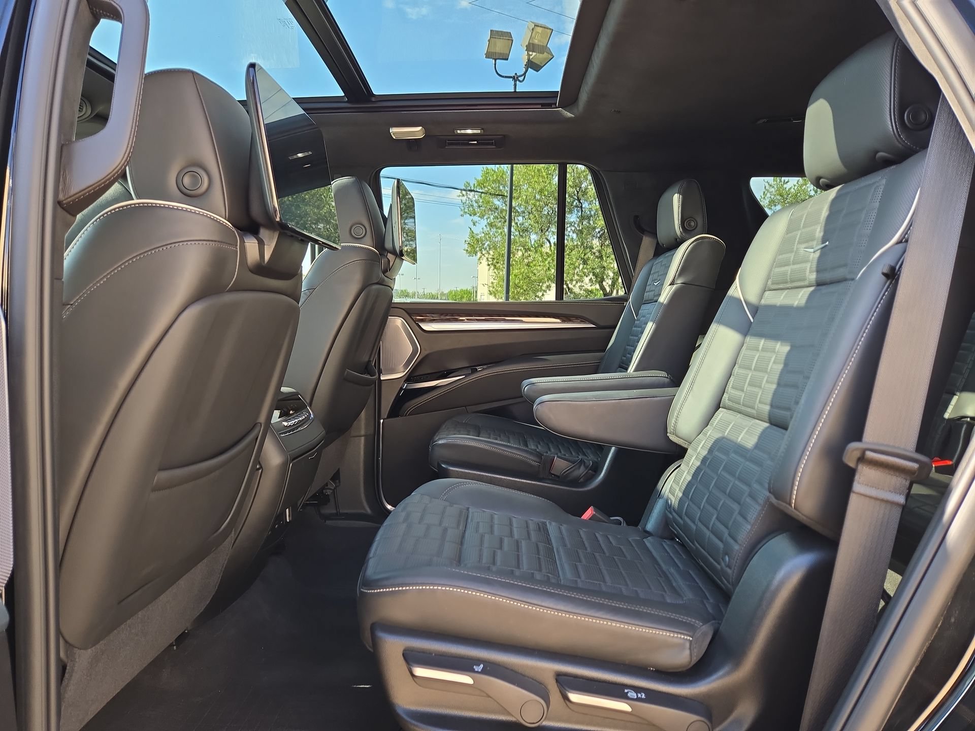 Certified 2026 Cadillac Escalade Platinum Sport w/ LPO, ONYX Package AWD/4WD image 13