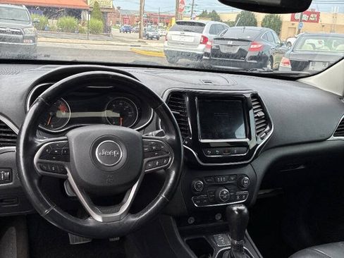 Used 2019 Jeep Cherokee Limited w/ Luxury Group FWD image 10