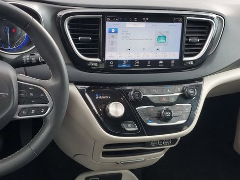 Used 2023 Chrysler Pacifica Touring-L FWD image 14