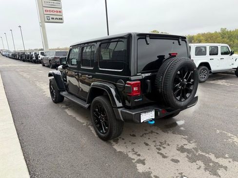 Used 2022 Jeep Wrangler Unlimited Sahara w/ Cold Weather Group AWD/4WD image 6