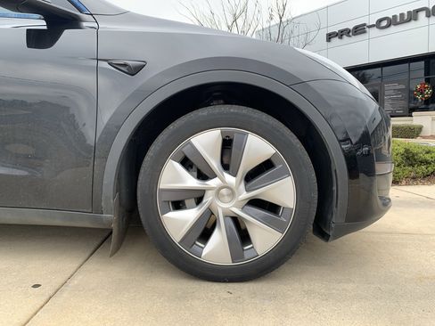 Used 2023 Tesla Model Y Long Range image 13