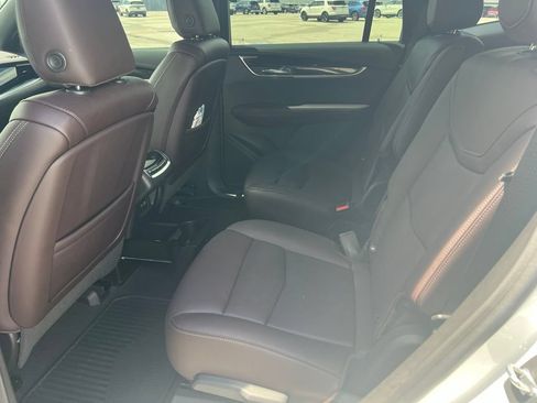 Used 2022 Cadillac XT6 Premium Luxury w/ Technology Package FWD image 11
