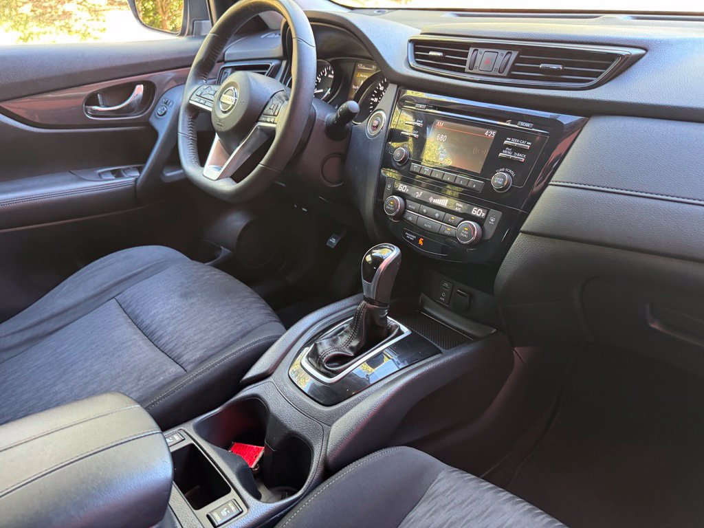 Used 2017 Nissan Rogue SV AWD/4WD image 30