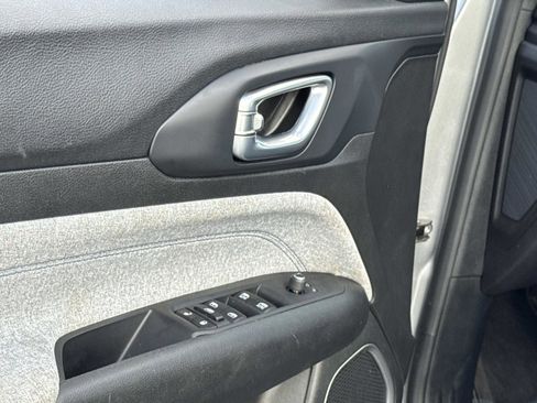 Used 2023 Jeep Compass Sport image 19