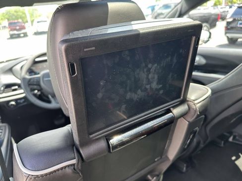 Used 2023 Chrysler Pacifica Limited w/ Uconnect Theater Family Group FWD image 15