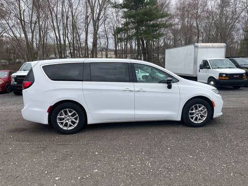 Used 2024 Chrysler Pacifica Touring-L FWD image 4