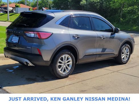Used 2022 Ford Escape SE w/ Cold Weather Package AWD/4WD image 3