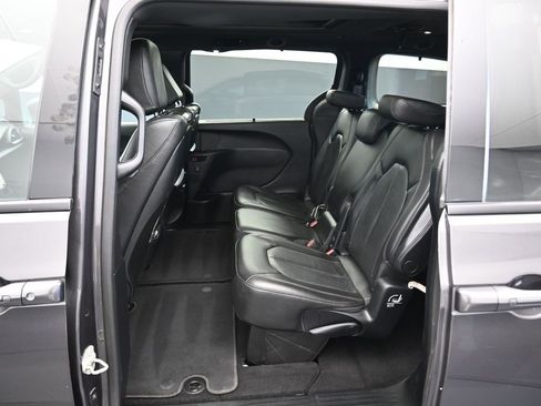 Used 2020 Chrysler Pacifica Touring-L image 34