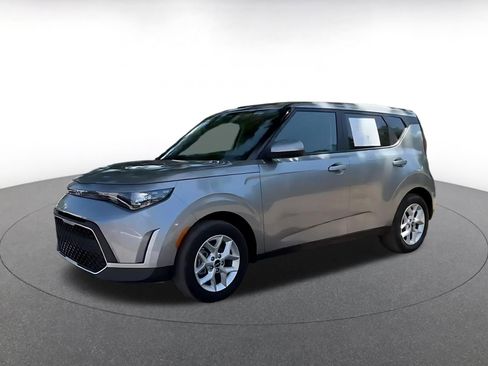 Used 2025 Kia Soul LX w/ LX Technology Package FWD image 8