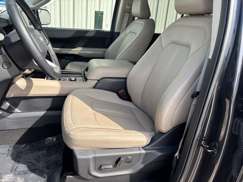 Used 2024 Ford Expedition Limited image 12