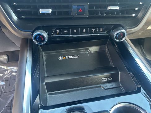 Used 2025 Chevrolet Suburban LT image 35