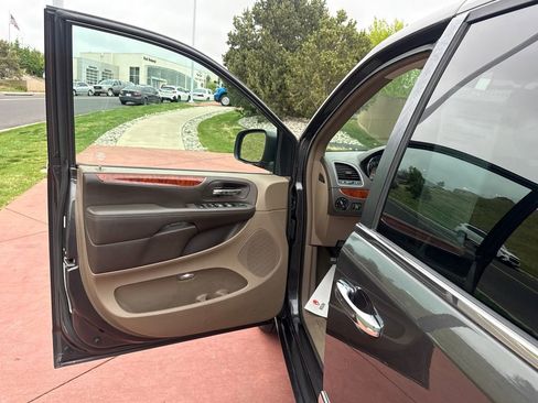 Used 2015 Chrysler Town & Country Touring-L w/ Driver Convenience Group FWD image 11