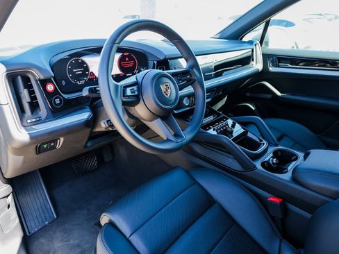 Certified 2025 Porsche Cayenne image 4